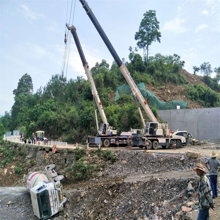 南宫汽车掉沟里叫吊车救援要多少钱